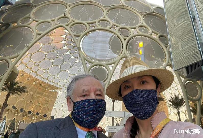 明星出轨|杨紫琼携75岁老公高调亮相！穿西装王储接待排场大，老公肖像抢镜