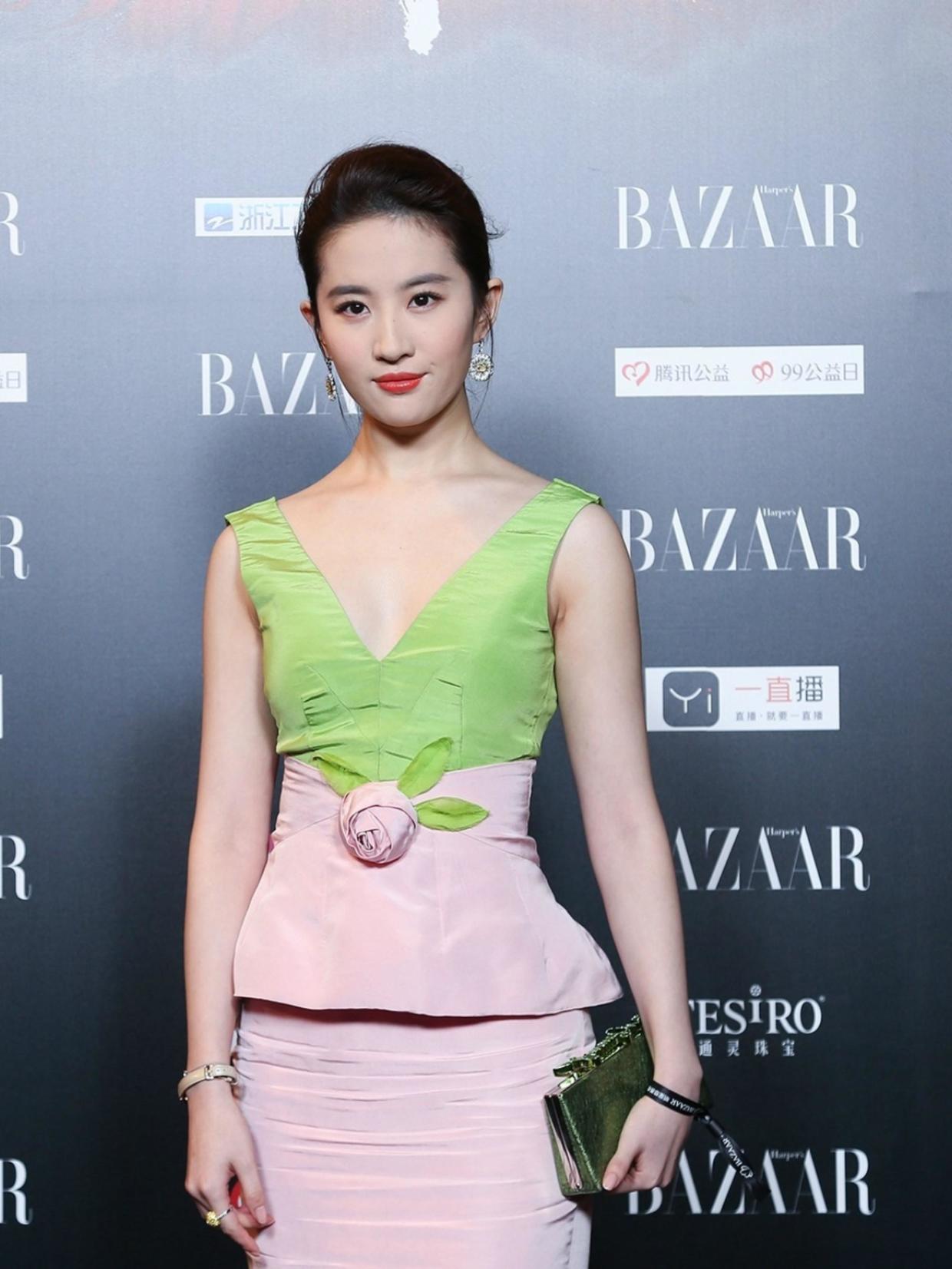 何有强|刘亦菲不愧是盛世美颜，红绿拼色礼服温婉高级，就她能穿出这效果