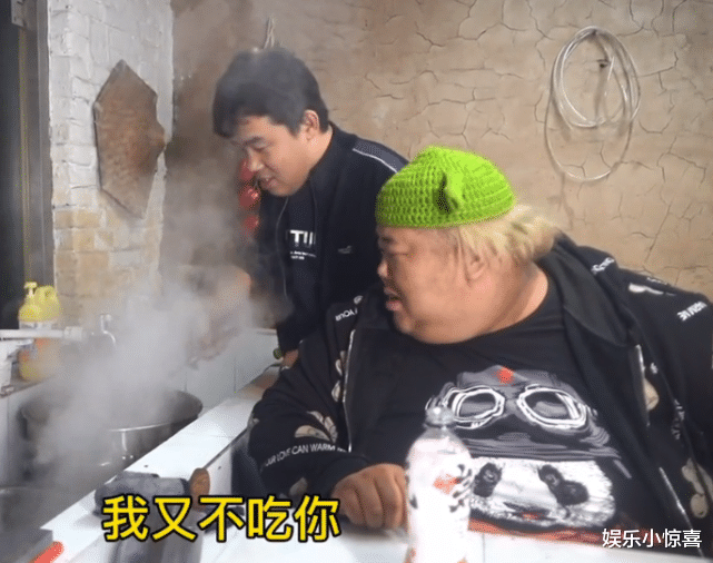 穿衣搭配 600斤胖猴仔给大胖做牛排,自己躲一边吃青菜,为减肥没吃一口肉