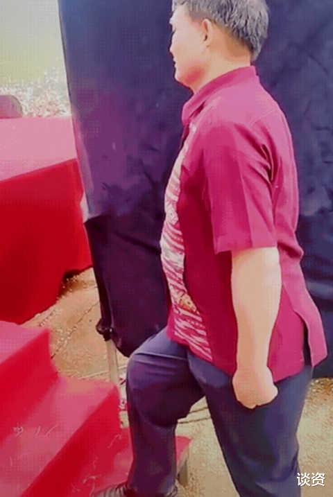 朱之文|大衣哥现身商演，大肚腩高凸发福明显，步伐笨重行动迟缓
