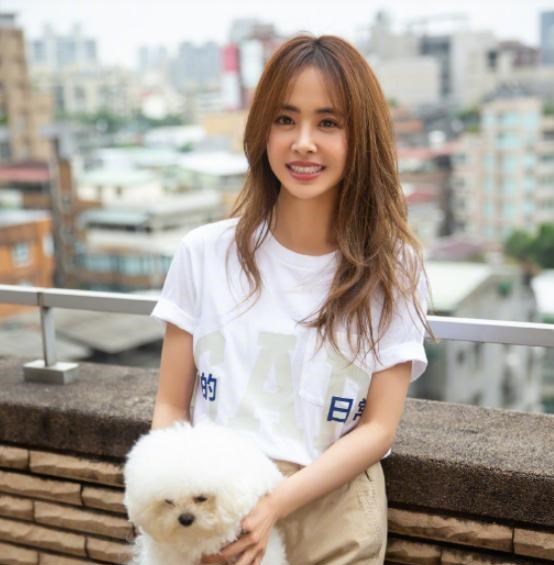 阳光语言矫正说|参观蔡依林现实中的家,如今是半退隐状态,闲来无事还在天台种菜