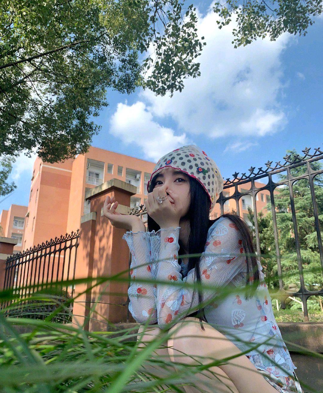 时尚专用小马甲|鞠婧祎美照来袭，可爱又美丽，这一点无人能及！