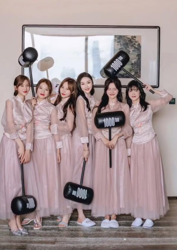 王思聪|王思聪带美女参加婚礼，用手机拉近镜头细看伴娘，和女伴互翻白眼