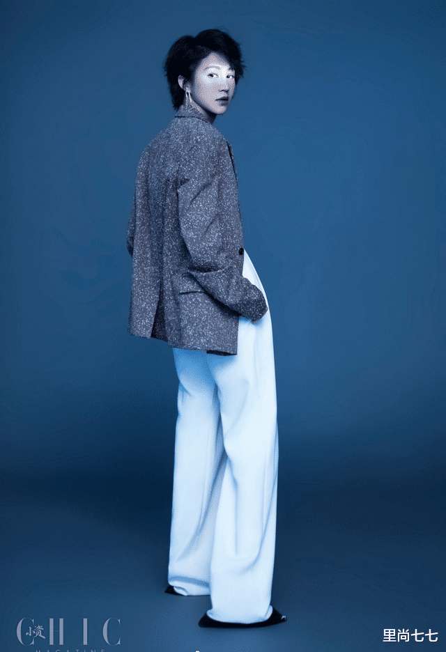 贝儿|陆毅一家四口亮相，贝儿瘦太狠腿像竹竿，紧身打底穿成宽松运动裤