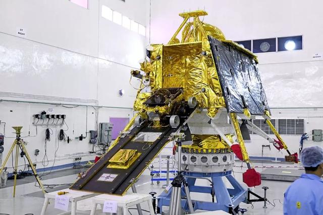 看到月球上的五星红旗,美国登月再遭质疑,为何美国国旗在飘扬?