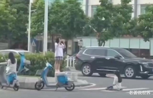 货车 广东两名JK少女占斑马线拍照，姿势又跪又趴，网友竟想看成品？