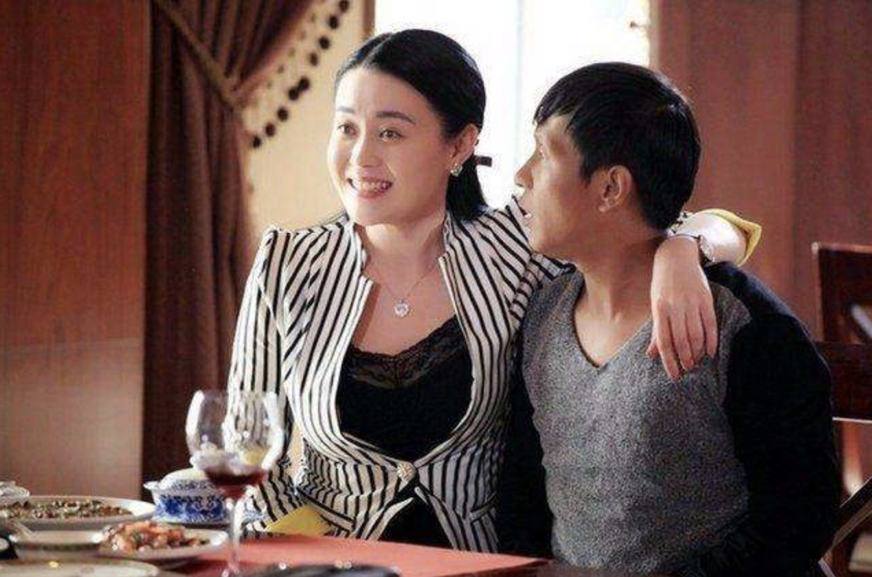 央视|从未拜师赵本山，却被力捧17年，“杨小燕”关婷娜究竟凭什么？