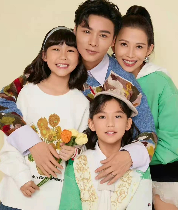 蔡少芬|蔡少芬全家拍大片！她穿皮衣气场比张晋强，2岁儿子小卷毛萌翻天