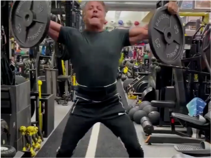 74歲史泰龍健身視頻引爭議，被網友吐槽造假、整爛活-圖2