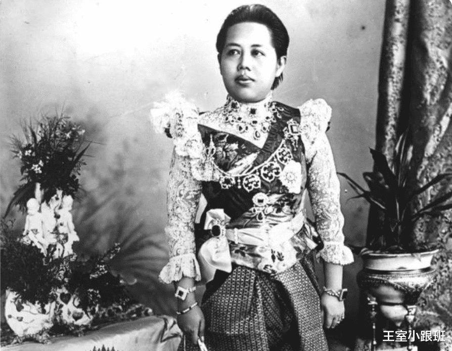 诗妮娜|诗妮娜和帕查聊天得半蹲式，没勋章的她戴诗丽吉的祖母绿，不亏