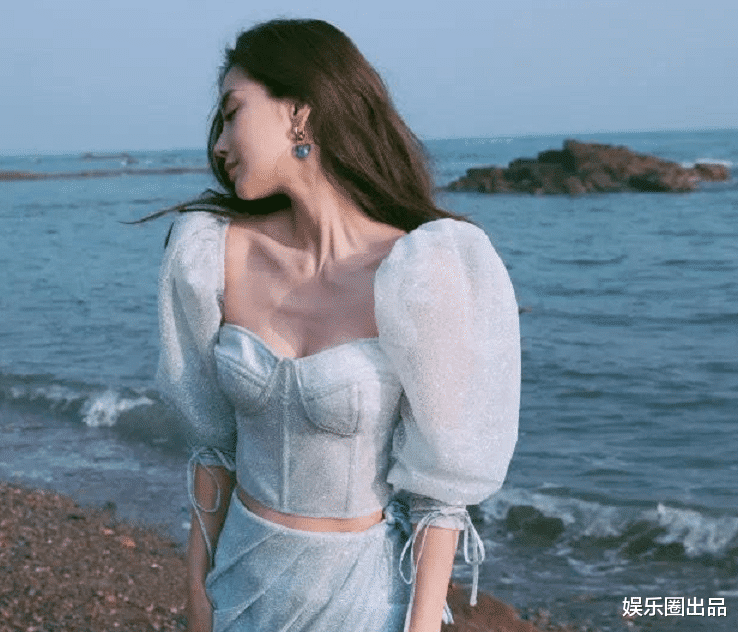 赵丽颖|杨颖在海边拍大片，穿低领装秀曲线，颈部状态引起热议