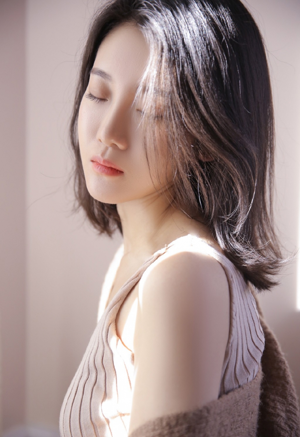 冬瓜 短发美女，白嫩香肩