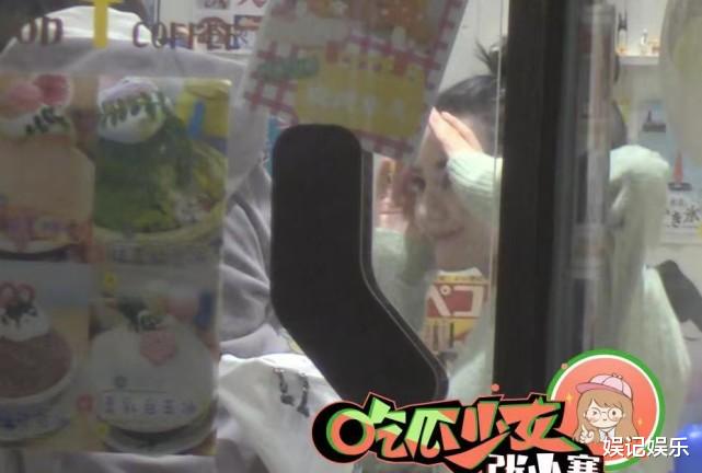 美丽|热巴懒理与杨洋恋情传闻，去买甜品，在店里现扎丸子头拍照心情好