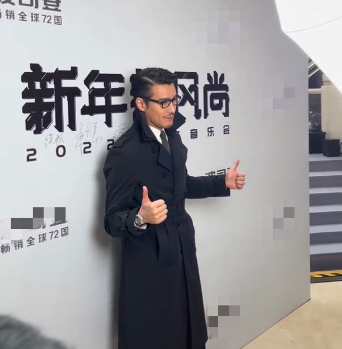 胡兵|胡兵沈阳参加活动，身姿笔挺不像年过半百，网友：我小时候的男神