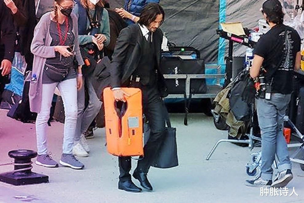 |《疾速追杀4》片场照曝光!56岁“杀神”基努·里维斯,暖翻全场