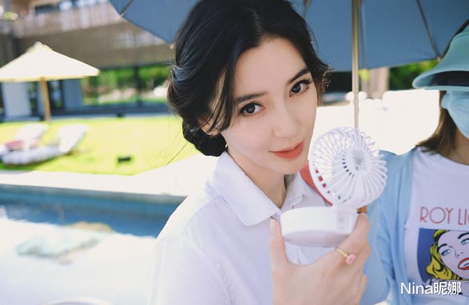 穿衣搭配|黄晓明一家三口终于同框,baby穿学士服合照威震天,儿子随爸秀气