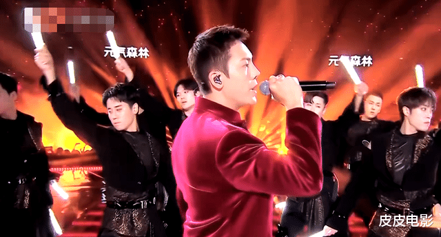 跨年晚会|跨年晚会让人不省心，湖南台主持人接不住词，江苏台一只手误入画