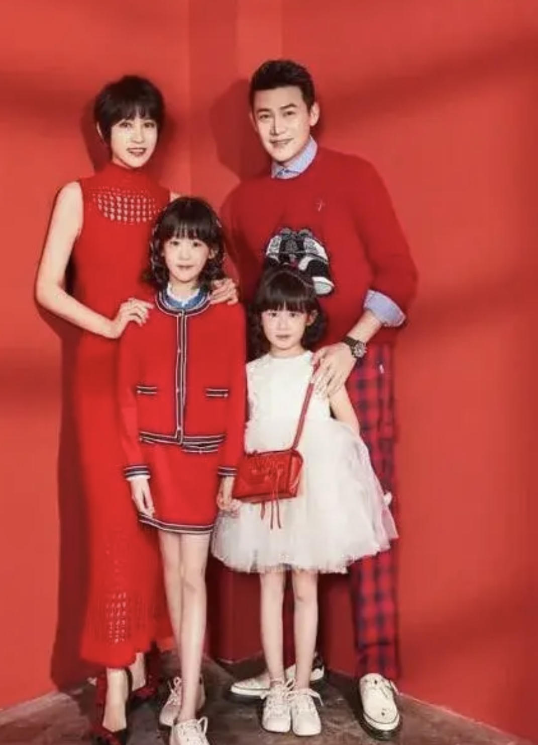 陆毅|陆毅俩女儿都长大了，穿运动装如邻家小妹，长得一个像爸一个像妈