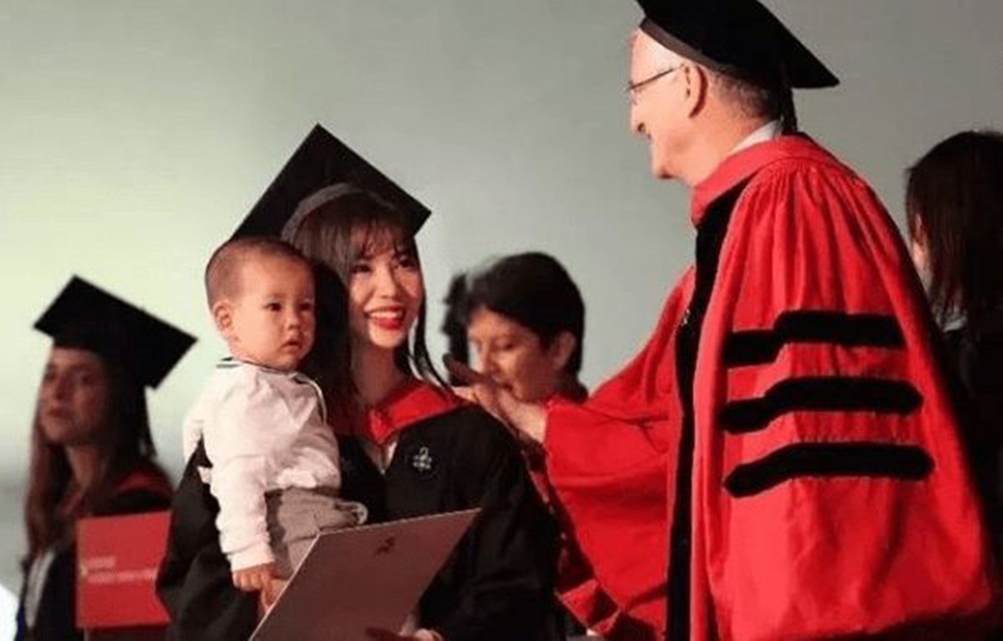 贝贝豆育儿课堂|“最小博士”走红，不到一岁就出席两场毕业礼，出生就赢在起跑线