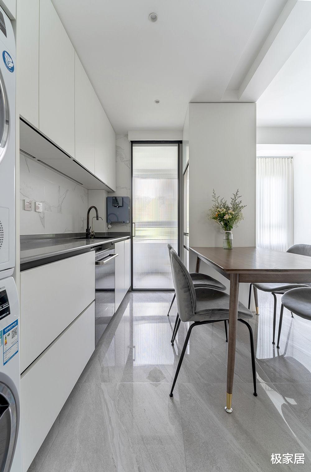 42平小户型也能拥有大厨房,满满的收纳空间,简洁又舒适