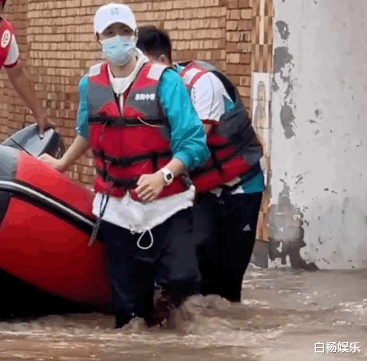 王一博|王一博、刘昊然低调捐款后，前往一线驰援，用实力诠释正能量