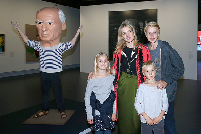 美容|LV太子妃换齐刘海像村姑!45度仰拍暴露法令纹,不老少女颜崩塌了