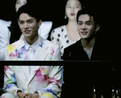 龚俊|龚俊换人宠了？给他倒酒，递甜品，反复说悄悄话，还一起快乐下班