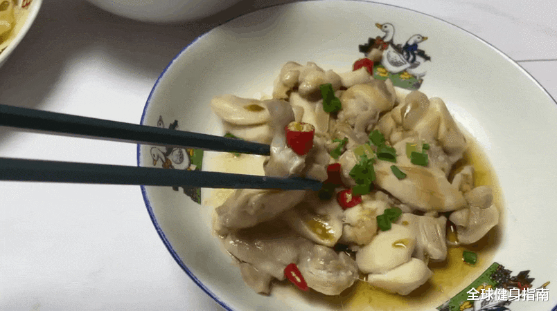 食材|第一次裸身当着这么多人面做菜,还挺羞涩的…