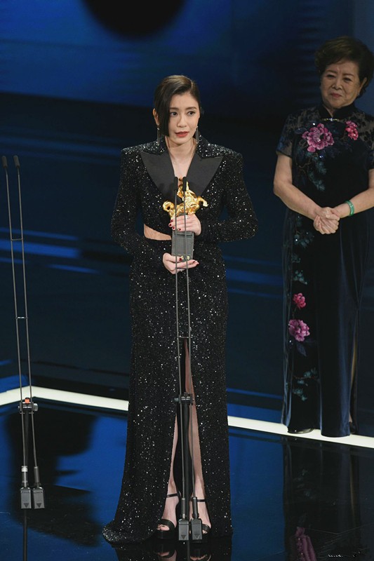 贾静雯|贾静雯斩获影后换风格，一袭细闪礼裙气场炸裂，47岁仍美得惊艳