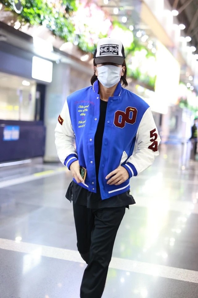 男士穿衣搭配杂志 45岁的言承旭丝毫不显老,棒球夹克+运动裤变身潮男,这状态真好