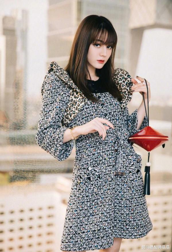 迪丽热巴|?迪丽热巴真敢穿！一袭金色抹胸裙玩“透视”，小蛮腰让人欲罢不能