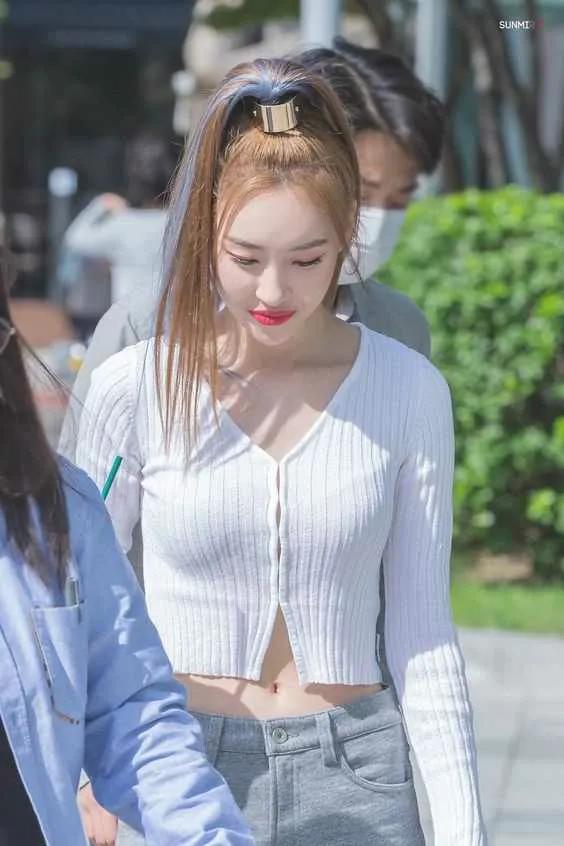 花影爱花 “南韩第一腿精\＂明星李宣美，12岁进女团赚钱养家，给经纪人打钱