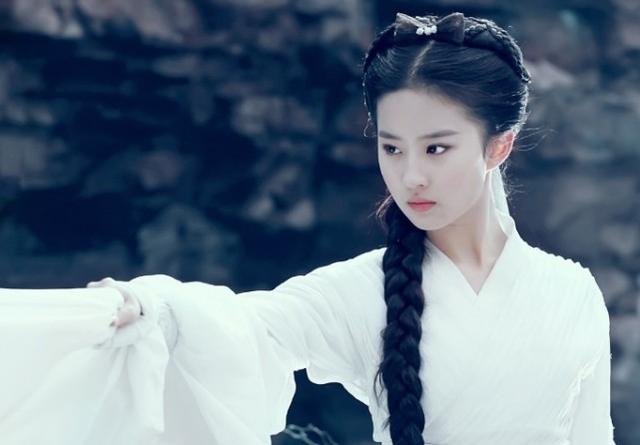 刘亦菲|为何刘亦菲从不接清宫戏？当她换上“甄嬛装”，网友：出场即剧终