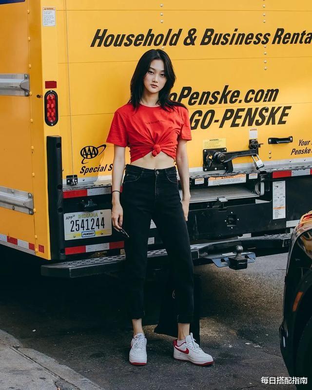 每日搭配指南|夏天别只会穿裙子,今年流行“上衣+九分裤”,显高显瘦又时髦