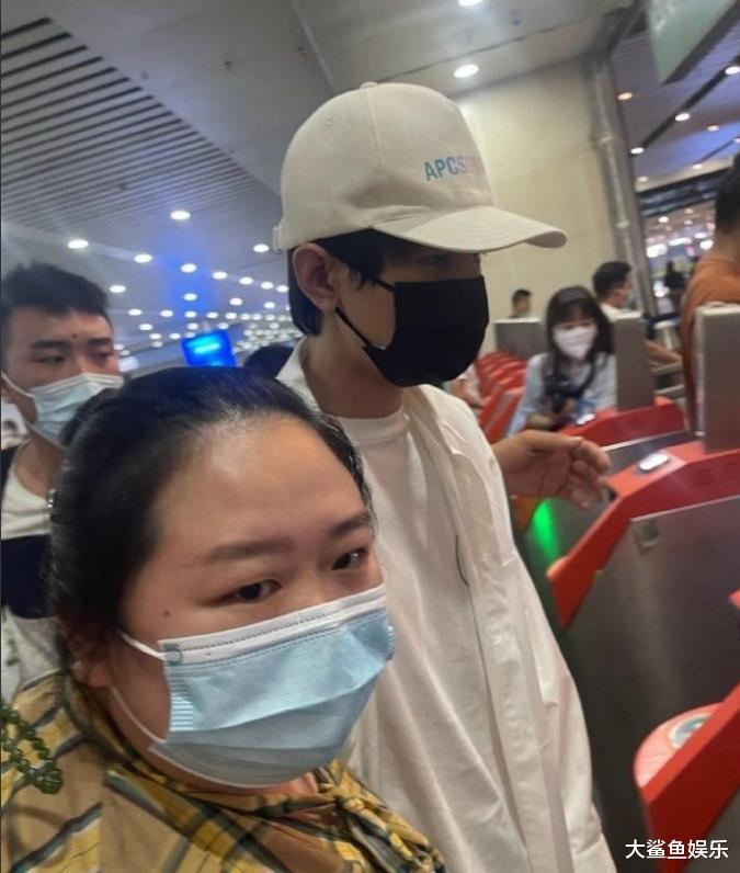 刘晓庆|成毅现身高铁站女粉丝也是非常疯狂，粉丝看见爱豆都走不动了