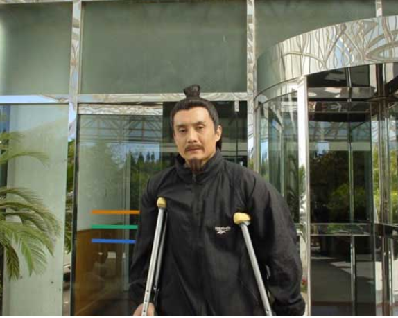 王伯昭|白龙马当初片酬1500：被谢霆锋打到住院，离婚2次，今卖卤肉为生