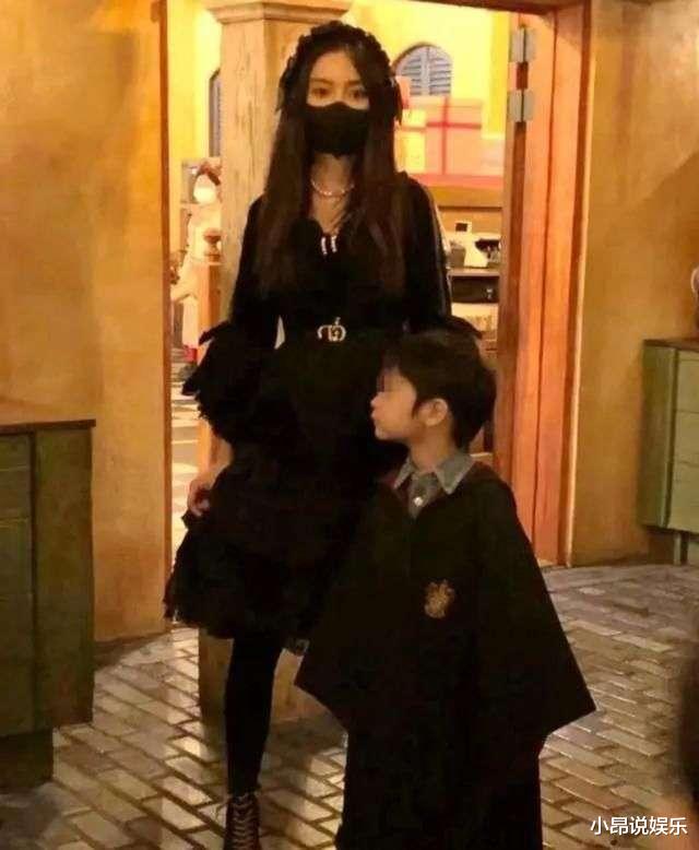 Angelababy|杨颖出门带娃被偶遇，被指身材太薄显干瘪，目光追随儿子好温馨