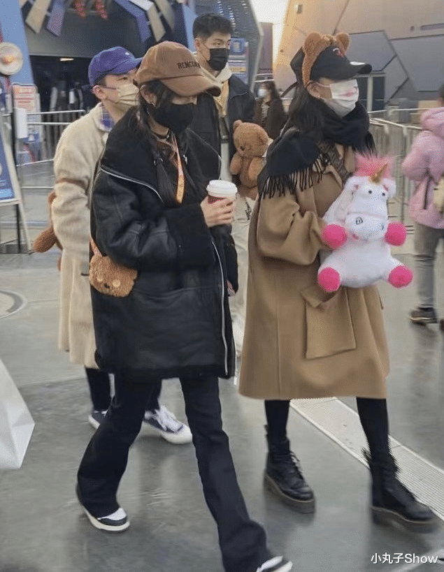 |杨幂、宋祖儿打卡环球影城，扎双麻花辫太嫩了，祖儿腿细得惊人