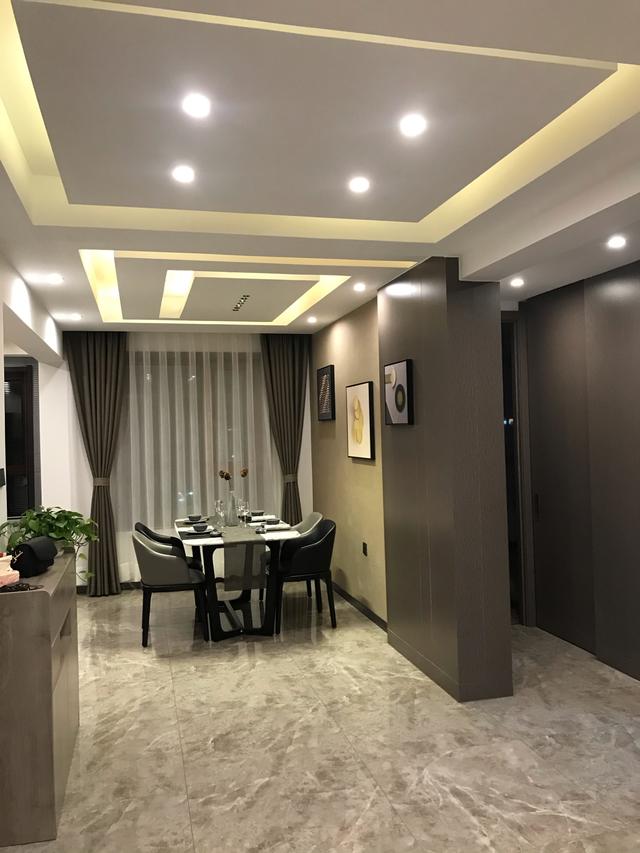 新房装修完工，人造大理石的电视背景墙超奢华，朋友来了都被迷住