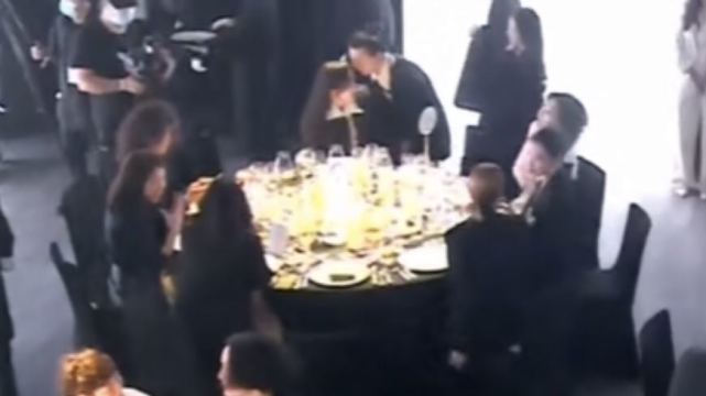 杨幂|唐嫣与杨幂刘诗诗罕见同框！三人晚宴聚餐照流出曝真实关系