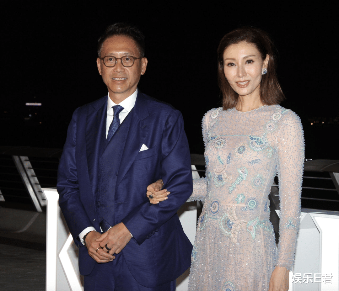 甘比|甘比与李嘉欣同场出席活动，一个大方接受访问，另一个却躲着记者