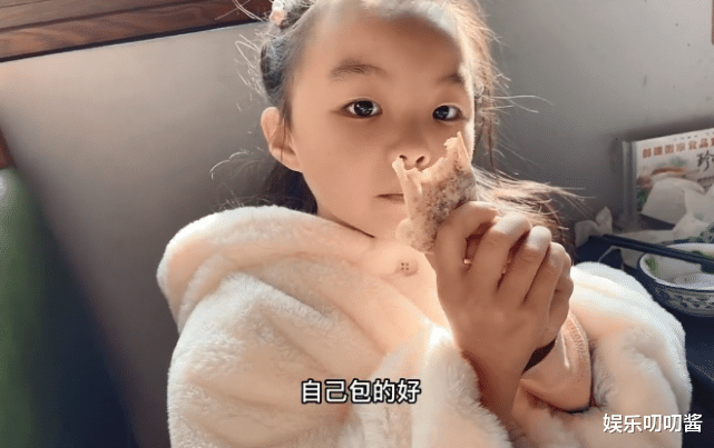 许敏|好饭不怕晚！许敏一家六口温馨下馆子，姚爸郭威默契当“服务员”