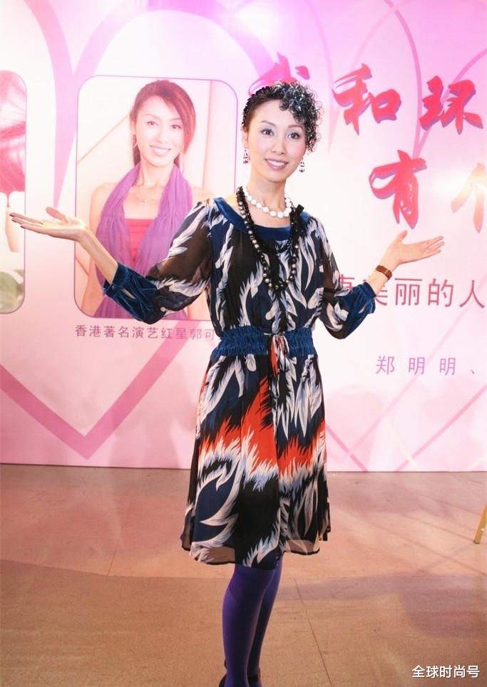 全球时尚号|50岁郭可盈美出新高度,穿刺绣印花裙仙气飘飘,女神范十足