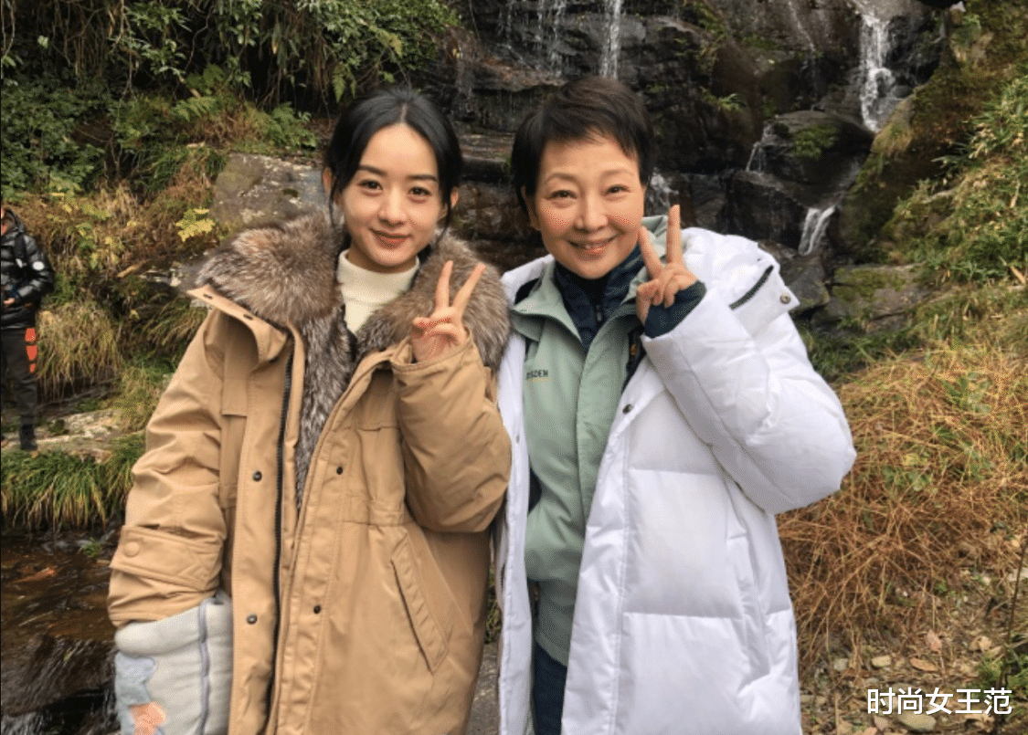 赵丽颖|赵丽颖杀青跟当地村民合影，跟阿姨差不多老，就是化了妆白一点！