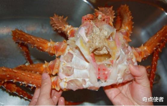 帝王蟹 女子网购帝王蟹上爬满大量活虫，商家称是“蟹蛭”，真的能吃吗？