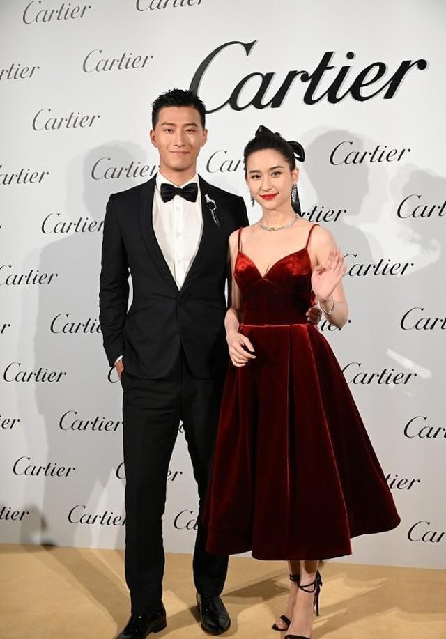 懒美人时尚|赌王女儿何超莲不愧是个时髦精,穿吊带牛仔裤牵手窦骁,太般配了
