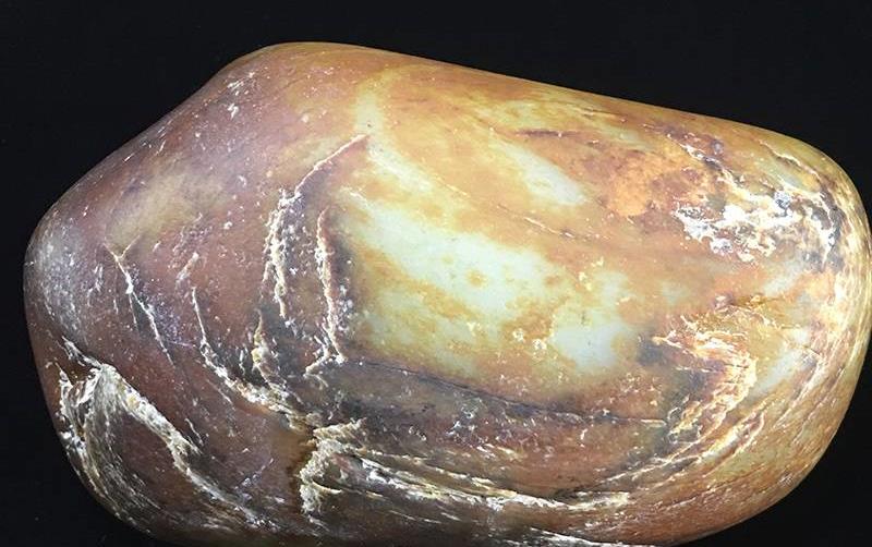 |一块伤痕累累的带僵料，就这样变出了两个过万的和田玉手镯