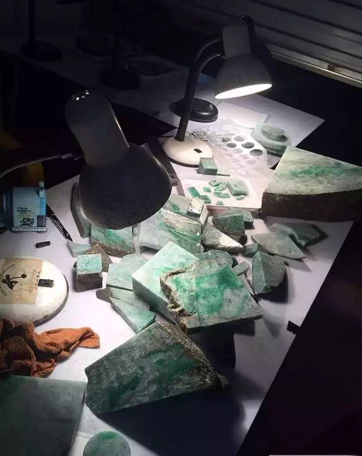 翡翠|12万买的翡翠原石朋友都说贵了，切开后朋友看直眼了