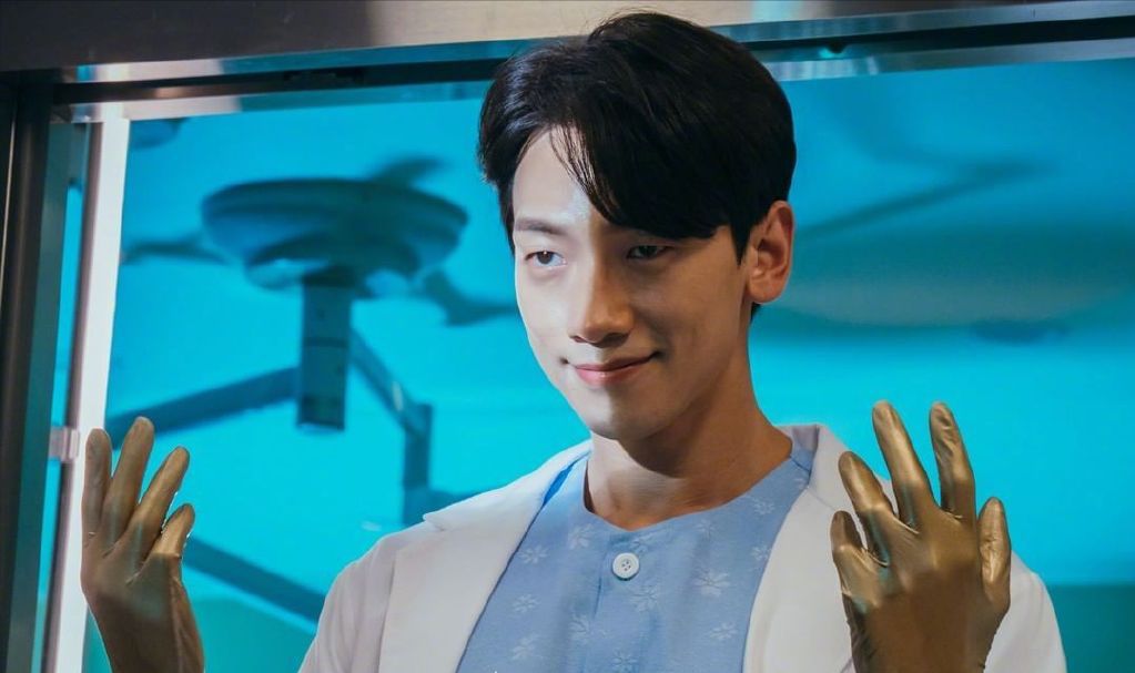 郑智薰|rain新剧剧照公开：与金汎一正一邪，合体姿势超搞笑