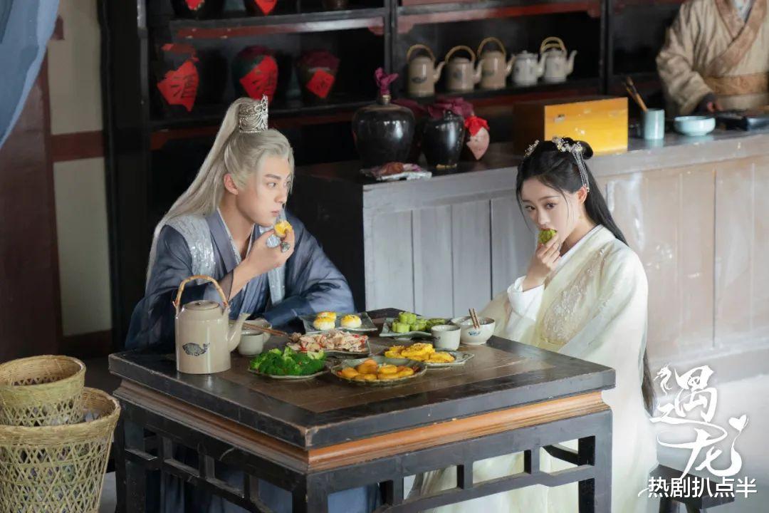 遇龙|这部剧再次刷新下限！男一男二露肩擦药、共同沐浴，简直辣眼睛